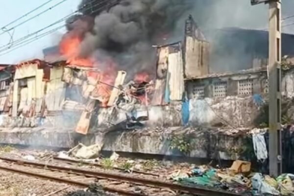 🔥 Mumbai: Major Fire Erupts in Dharavi; Train Services Between Mahim & Bandra Halted