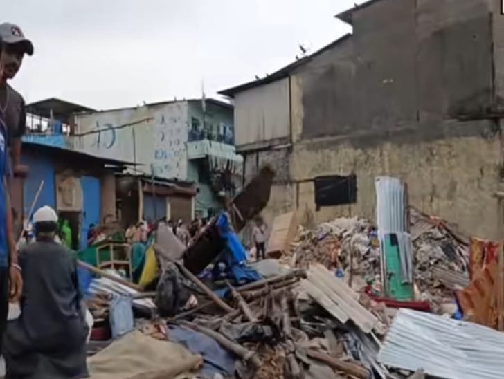 मालवणी, मलाड पश्चिम में सरकारी भूमि पर अवैध कब्जों को हटाने के लिए कलेक्टर कार्यालय और बीएमसी द्वारा संयुक्त कार्रवाई की गई। यह रिपोर्ट तोड़फोड़ अभियान के पीछे की सच्चाई उजागर करती है।