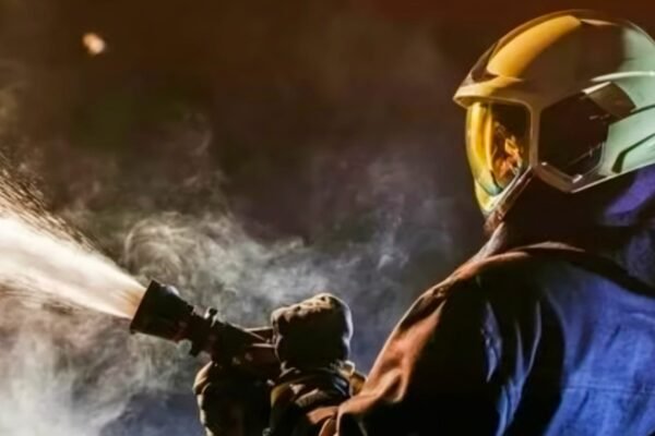 🔥 Mumbai: Fire Breaks Out on 3rd Floor of Commercial Building in Lower Parel; No Injuries Reported