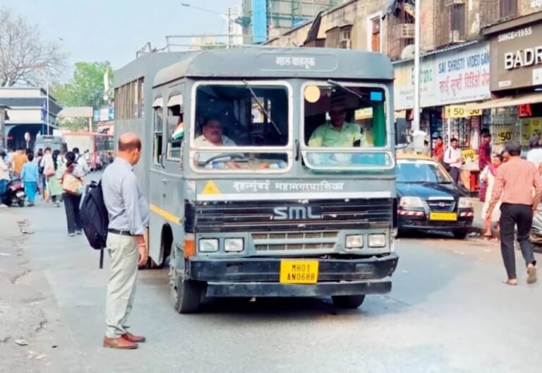 Mumbai Police Crack Down on Illegal Hawkers, Suspend On-Duty Cop for Inaction