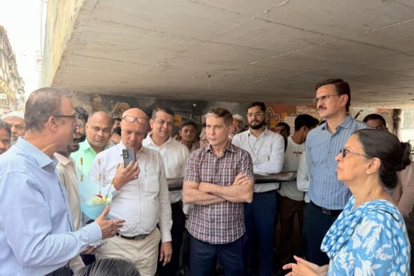 Mumbai Footpaths Cleared as BMC Intensifies Anti-Encroachment Drive; Commissioner Conducts Surprise Inspection in Dadar