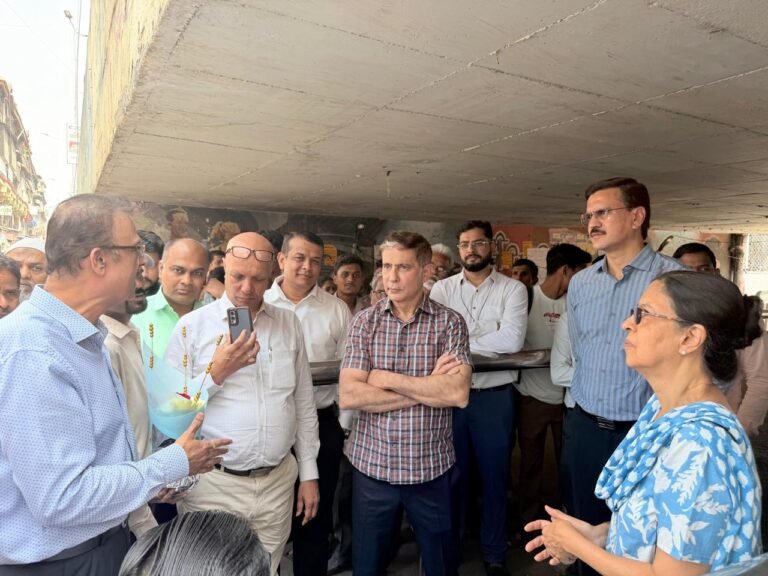 Mumbai Footpaths Cleared as BMC Intensifies Anti-Encroachment Drive; Commissioner Conducts Surprise Inspection in Dadar