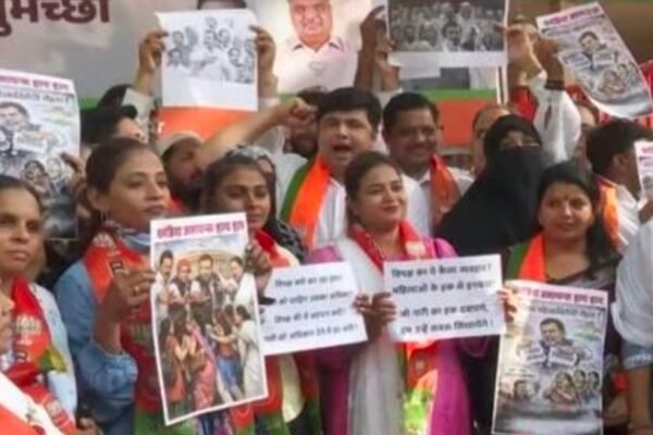 महिला आरक्षण पर सियासत तेज: मुंबई में बीजेपी का कांग्रेस के खिलाफ प्रदर्शन