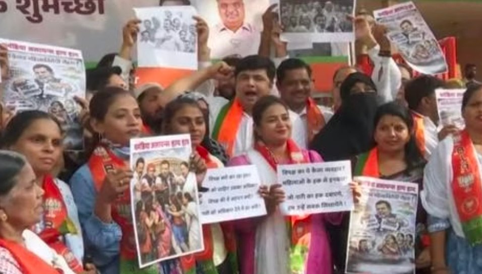 महिला आरक्षण पर सियासत तेज: मुंबई में बीजेपी का कांग्रेस के खिलाफ प्रदर्शन