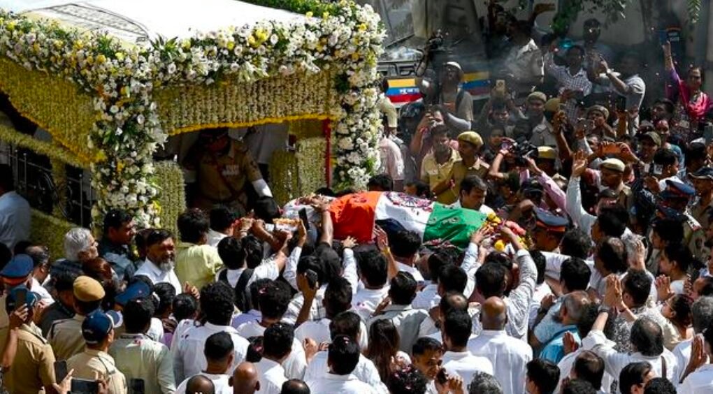 🎤 सुरों की महारानी Asha Bhosle को अंतिम विदाई: मुंबई की सड़कों पर उमड़ा जनसैलाब