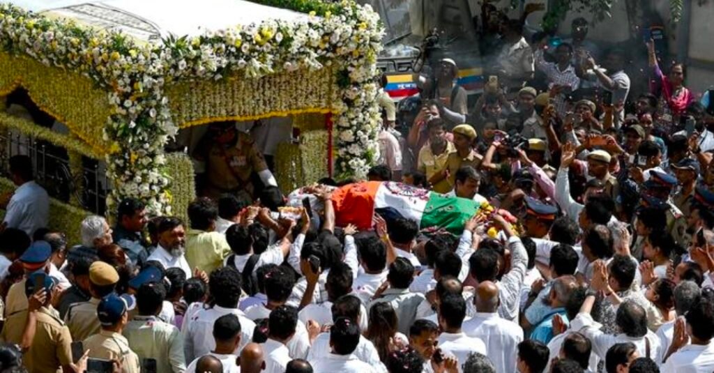 🎤 सुरों की महारानी Asha Bhosle को अंतिम विदाई: मुंबई की सड़कों पर उमड़ा जनसैलाब