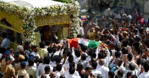 🎤 सुरों की महारानी Asha Bhosle को अंतिम विदाई: मुंबई की सड़कों पर उमड़ा जनसैलाब