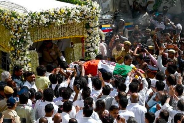 🎤 सुरों की महारानी Asha Bhosle को अंतिम विदाई: मुंबई की सड़कों पर उमड़ा जनसैलाब