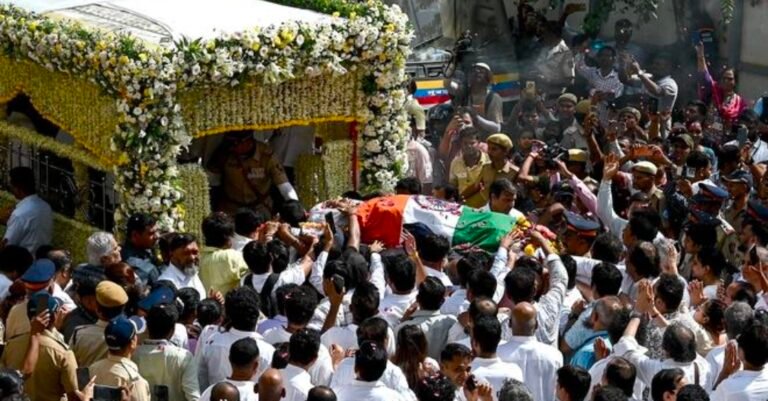 🎤 सुरों की महारानी Asha Bhosle को अंतिम विदाई: मुंबई की सड़कों पर उमड़ा जनसैलाब