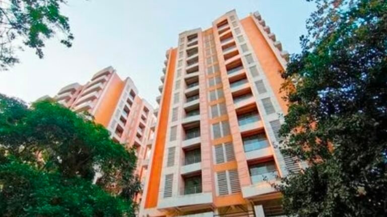 Patra Chawl Row Escalates: Residents Continue Hunger Strike as Bombay High Court Sets Deadline