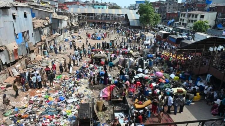 बांद्रा में बड़ी कार्रवाई: हाईकोर्ट के आदेश पर झुग्गियों पर चला बुलडोजर, 4 दिन तक जारी रहेगा अभियान
