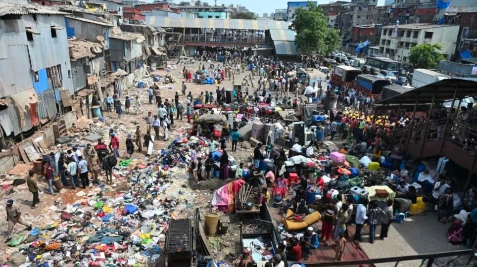 बांद्रा में बड़ी कार्रवाई: हाईकोर्ट के आदेश पर झुग्गियों पर चला बुलडोजर, 4 दिन तक जारी रहेगा अभियान