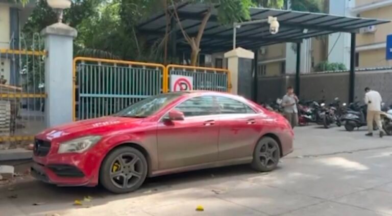 मुंबई में तेज रफ्तार का कहर: मरीन ड्राइव पर मर्सिडीज ने ड्यूटी पर तैनात दो पुलिसकर्मियों को कुचला, आरोपी गिरफ्तार