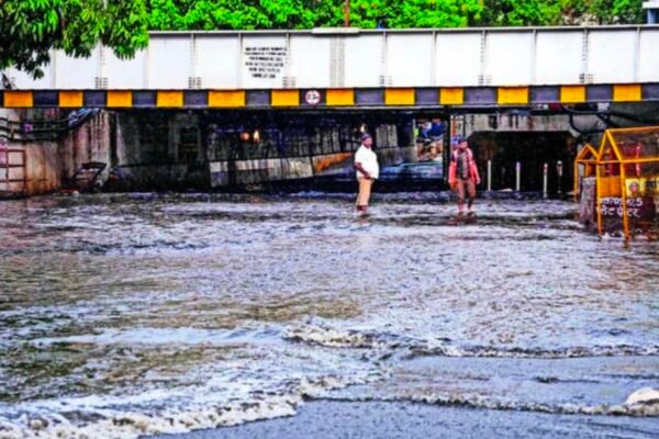 📰 मुंबई में 30 मिनट की बारिश ने खोली सिस्टम की पोल: अंधेरी सबवे फिर डूबा, ट्रैफिक ठप