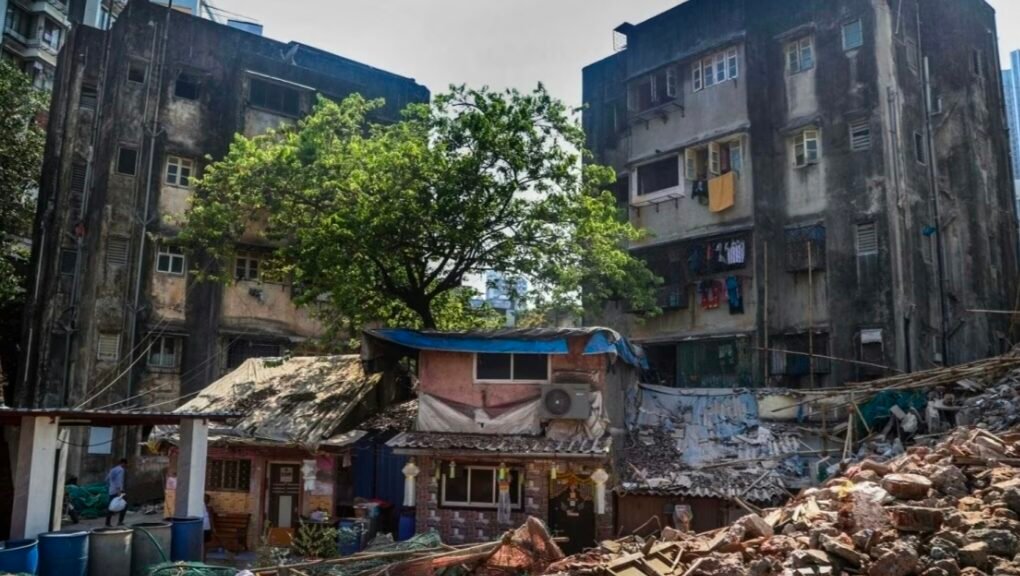 मुंबई की जर्जर इमारतों में जिंदगी का जुआ: हर मानसून में हजारों परिवार खतरे में