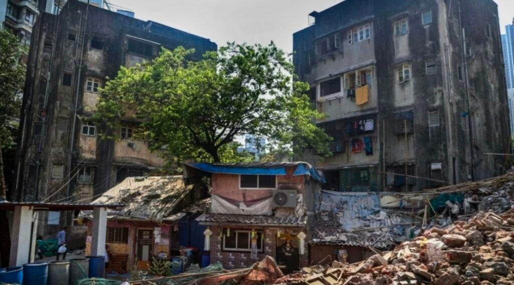 मुंबई की जर्जर इमारतों में जिंदगी का जुआ: हर मानसून में हजारों परिवार खतरे में