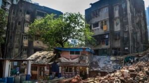 मुंबई की जर्जर इमारतों में जिंदगी का जुआ: हर मानसून में हजारों परिवार खतरे में