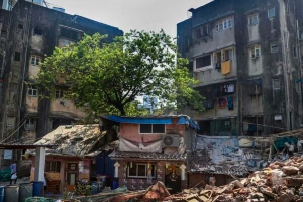 मुंबई की जर्जर इमारतों में जिंदगी का जुआ: हर मानसून में हजारों परिवार खतरे में