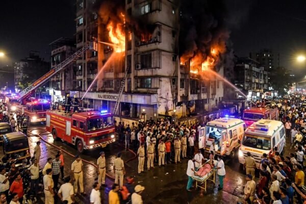 अंधेरी में इमारत में लगी आग से हड़कंप: 8 लोग घायल, सभी की हालत स्थिर