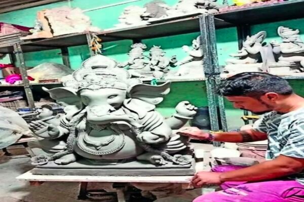मुंबई में इको-फ्रेंडली गणेशोत्सव पर संकट: शाडू मिट्टी की सप्लाई में देरी से मूर्तिकार परेशान