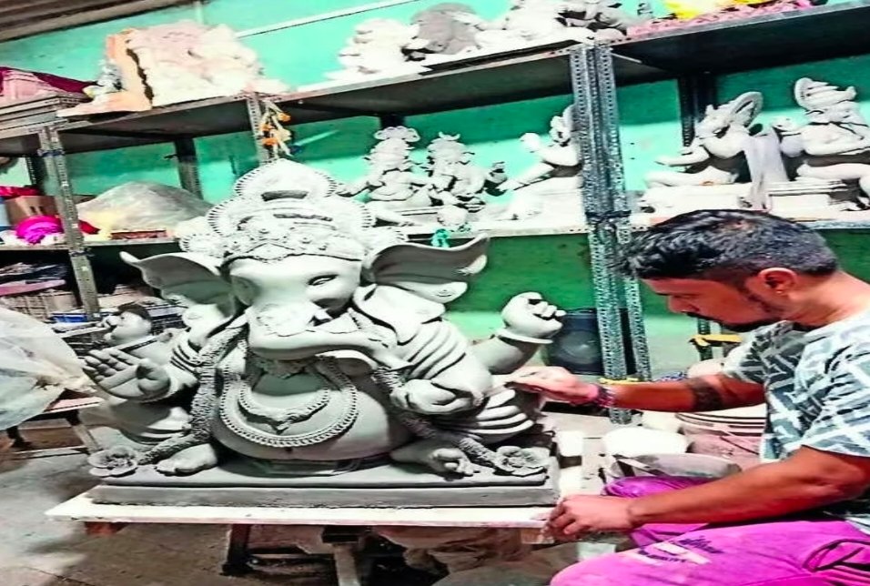 मुंबई में इको-फ्रेंडली गणेशोत्सव पर संकट: शाडू मिट्टी की सप्लाई में देरी से मूर्तिकार परेशान