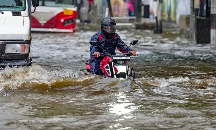 मुंबई में भारी बारिश से हालात बेहाल, अंधेरी सबवे बंद; IMD का ऑरेंज और रेड अलर्ट जारी