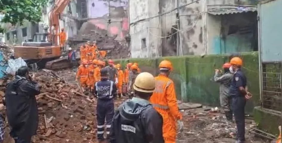 भिवंडी में बड़ा हादसा: मरम्मत के दौरान इमारत ढही, 9 की मौत, कई लोग मलबे में दबे होने की आशंका