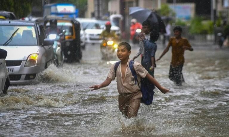 मुंबई में भारी बारिश का कहर: ट्रेन सेवाएं प्रभावित, सड़कों पर जलभराव और ट्रैफिक जाम