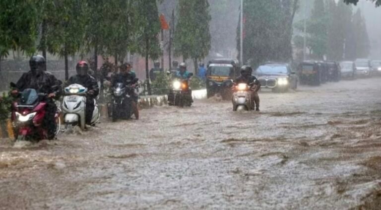 महाराष्ट्र में मानसून का कहर: मुंबई रेड अलर्ट पर, सड़कों पर जलभराव, कई मौतें