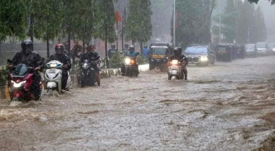 महाराष्ट्र में मानसून का कहर: मुंबई रेड अलर्ट पर, सड़कों पर जलभराव, कई मौतें