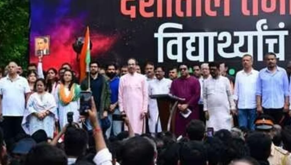 धर्मेंद्र प्रधान के इस्तीफे के बाद शिवाजी पार्क में जुटा युवा सैलाब, उद्धव ठाकरे बोले—“यह बड़ी लड़ाई की शुरुआत”