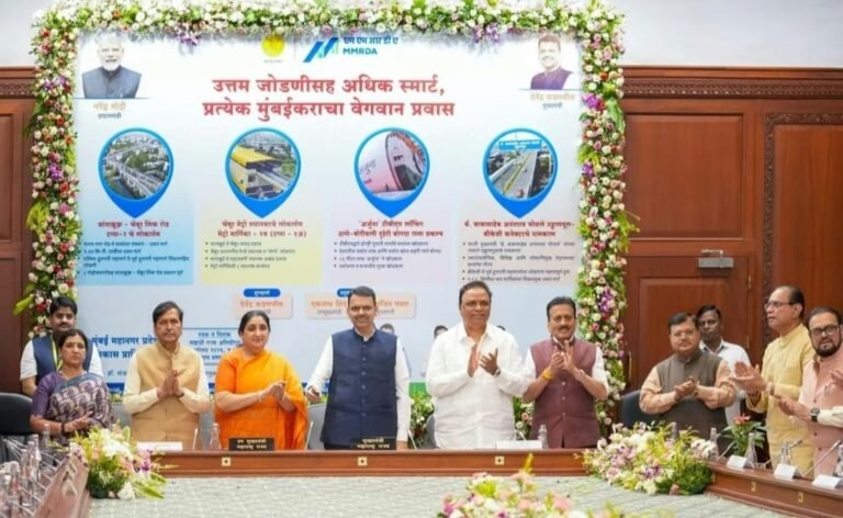 मुंबई को 2027 तक मिलेंगी नई AC लोकल ट्रेनें, सीएम फडणवीस ने किया बड़ा ऐलान
