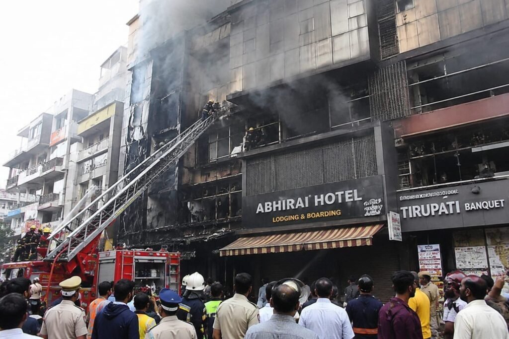 मुंबई के कांदिवली में कमर्शियल बिल्डिंग में लगी आग, 11 लोगों को सुरक्षित बचाया गया