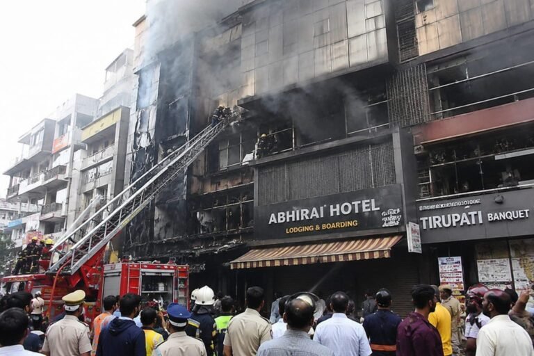 मुंबई के कांदिवली में कमर्शियल बिल्डिंग में लगी आग, 11 लोगों को सुरक्षित बचाया गया