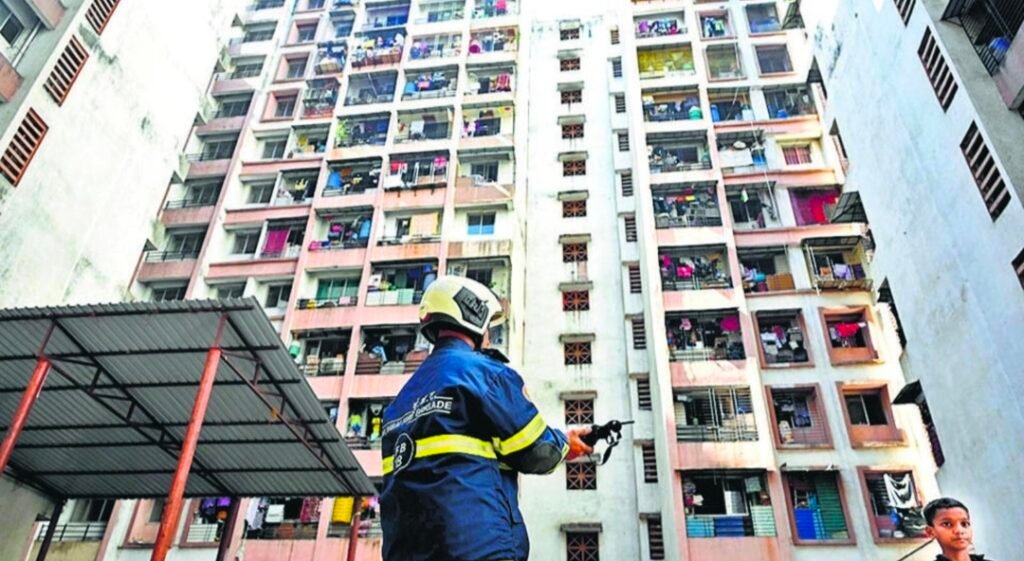 मुंबई के कुर्ला में 13 मंजिला इमारत में आग, 3 नाबालिगों समेत 9 लोग घायल